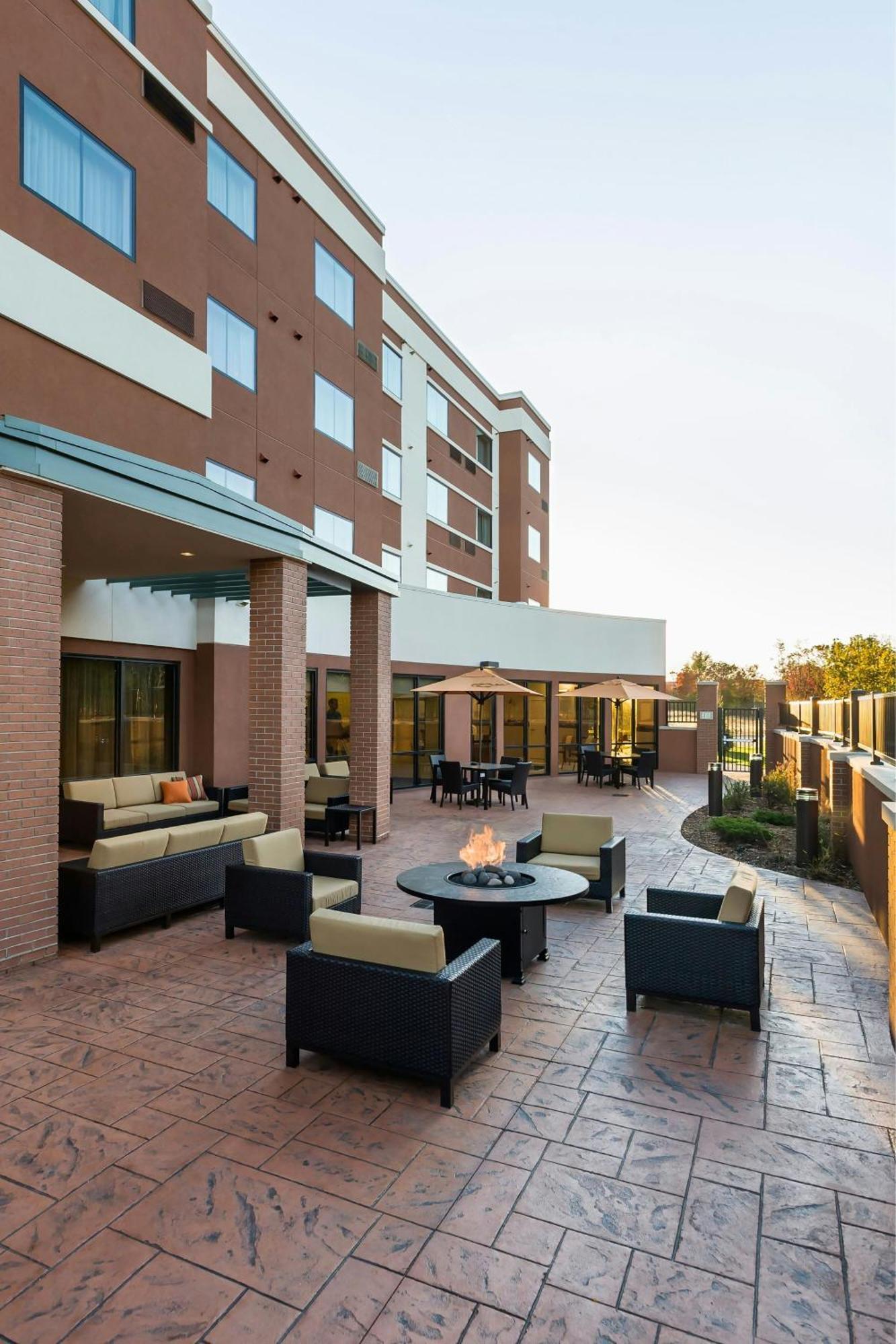 Courtyard By Marriott Kalamazoo Portage Экстерьер фото